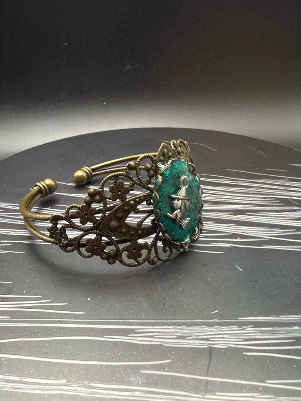 Vintage-Style Green and Gold in Filigree Bracelet - Picture 2 of 3